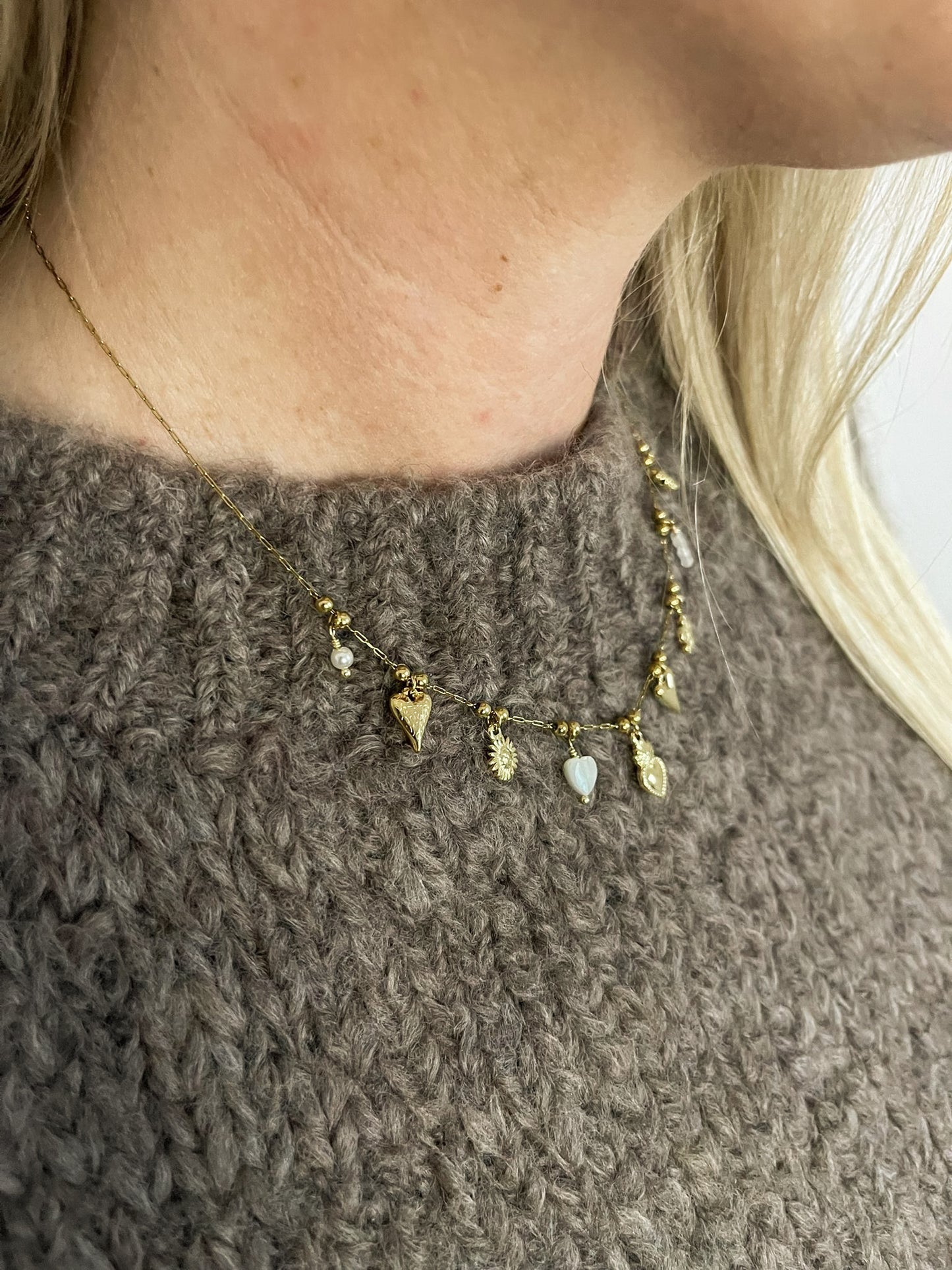 Necklace gold flower