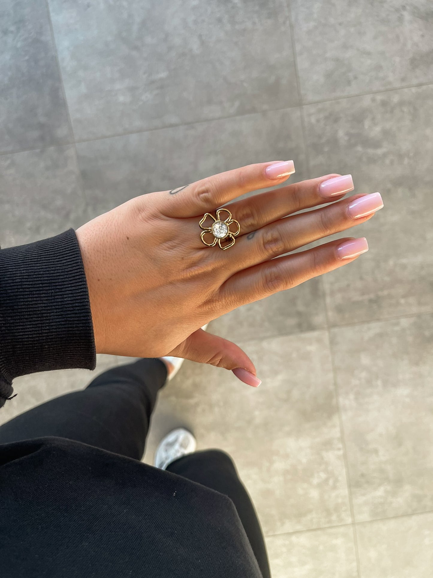 Bloomie ring white