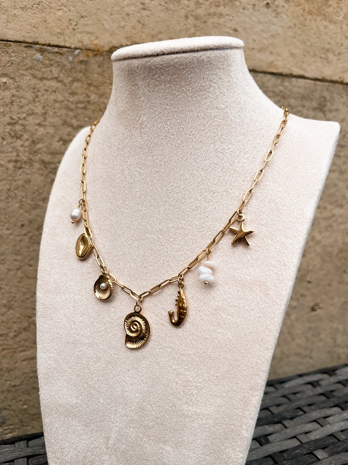 Necklace gold seashells